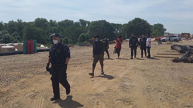 Policisté našli šest mladých cizinců, kteří se ukrývali v terénu na Královéhradecku (15. 6. 2021).