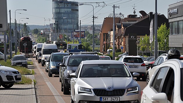 V Plzni na Slovanech probíhá stavba lávky, která přemostí trať a silniční výpadovku z města. Práce si vyžádaly uzavření čtyřproudé silnice, to způsobilo dlouhé kolony aut v okolí. (15. 6. 2021)