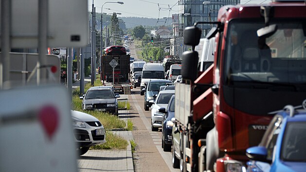 V Plzni na Slovanech probíhá stavba lávky, která přemostí trať a silniční výpadovku z města. Práce si vyžádaly uzavření čtyřproudé silnice, to způsobilo dlouhé kolony aut v okolí. (15. 6. 2021)