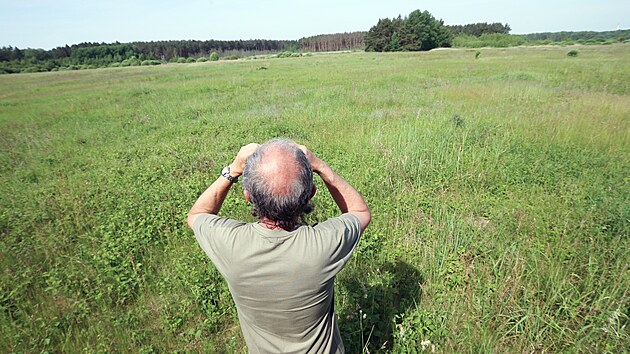 Nedaleko Úherců a Nýřan na Plzeňsku vznikla nová přírodní rezervace. Janovský mokřad se nachází v těsné blízkosti dálnice D5. Na snímku je ornitolog Jiří Vlček. (16. 6. 2021)