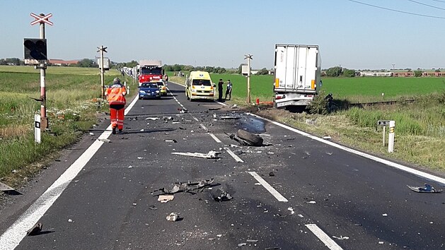 Nehoda tří osobních aut a kamionu zastavila provoz na silnici I/26 u Zbůchu na Plzeňsku.