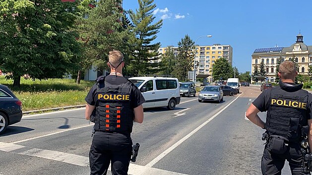 Kvůli úniku nebezpečných látek v objektu firmy v Plzni na Skvrňanech, která se zabývá likvidací průmyslových kalů, policisté uzavřeli v jejím okolí dopravu. (18. června 2021)