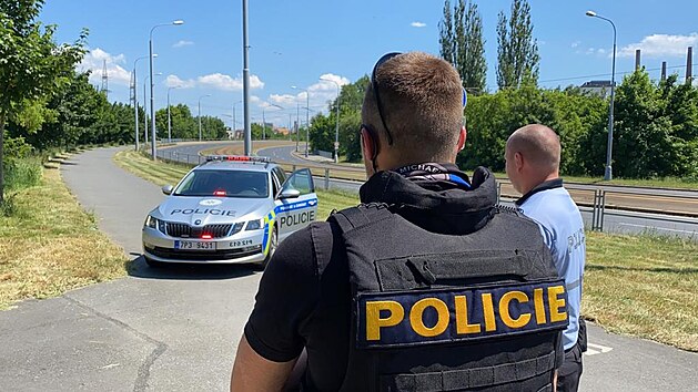 Kvůli úniku nebezpečných látek v objektu firmy v Plzni na Skvrňanech, která se zabývá likvidací průmyslových kalů, policisté uzavřeli v jejím okolí dopravu. (18. června 2021)