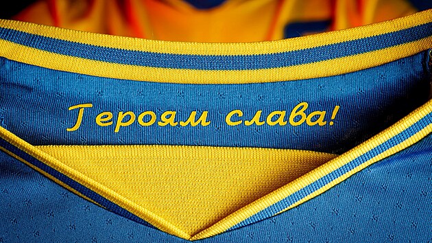 Npis Slva hrdinm na dresech ukrajinsk fotbalov reprezentace.