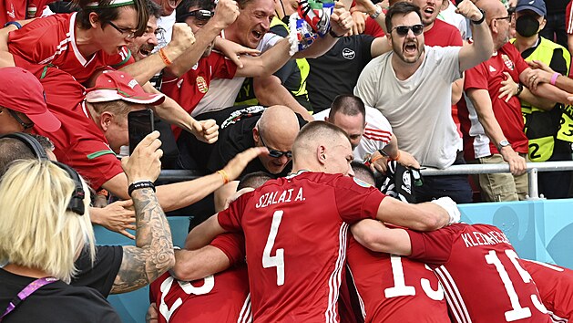 Maďarští fotbalisté oslavují gól, který proti Francii vstřelil Attila Fiola.