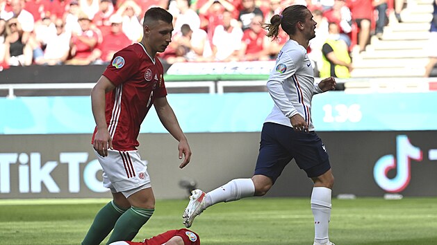 Francouzský fotbalista Antoine Griezmann (vpravo) běží oslavit vyrovnávací gól v zápase Maďarskem.