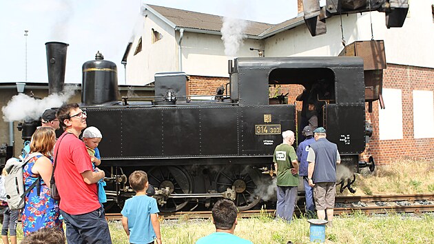 Železniční nadšenci z Hané v sobotu uspořádali odemykání točny v depozitáři ČD Muzea. (12. června 2021)