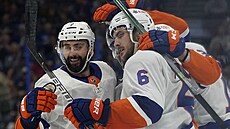 Hokejisté New York Islanders slaví branku v semifinále proti Tamp. Vlevo je...