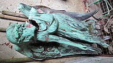 Pokozená mdná socha andla z rodinné hrobky Pupp na hbitov v karlovarské...