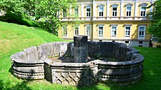 Jeden z návrh� p�edpokládá opravu novobarokní kamenné ka�ny v parku za radnicí.