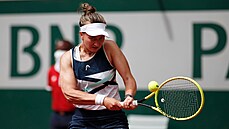 Barbora Krejíková se opírá do úderu bhem finále dvouhry na Roland Garros.