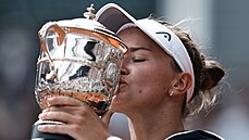 Barbora Krejčíková se po vítězství na Roland Garros mazlí se svojí první velkou...