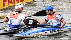 Jií Prskavec (vpravo) pi závod Svtového poháru ve vodním slalomu v praské...