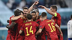 Fotbalisté Belgie slaví druhý gól proti Rusku.