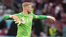 Natvaný dánský branká Kasper Schmeichel po prohe s Finy