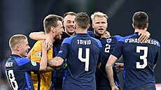 Fintí fotbalisté se radují z vítzství nad Dánskem
