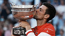 Novak Djokovi po ptisetové bitv ve finále Roland Garros se Stefanosem...