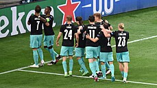 Neslavný závr kontroverzní oslavy tetího rakouského gólu do makedonské sít v podání Marka Arnautovice. 