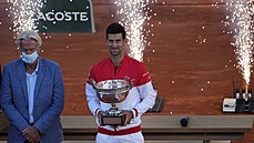 Novak Djokovi� s pohárem mu�ketýr�, vlevo tenisová legenda Björn Borg