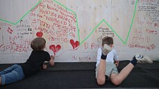 Fanoušci píší na zeď ve fanzóně v Kodani vzkazy pro Christiana Eriksena.