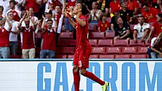 Dánský stelec Yussuf Poulsen slaví první gól zápasu proti Belgii.