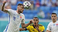 Slovenský Milan �kriniar odvrací mí� do bezpe�í p�ed �védským nájezdníkem...