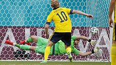 Slovenský Martin Dúbravka se marn natahuje po Forsbergov penalt.