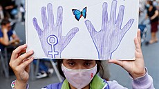 Lidé na Tenerife demonstrují proti násilí na ženách a na památku unesených...