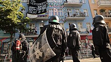 Policie násilím vnikla do problematického berlínského squatu Rigaer 94 kvli...