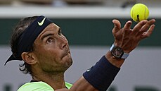 Rafael Nadal si nadhazuje míek na podání v zápase proti Novaku Djokoviovi.