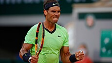 Rafael Nadal se raduje ze získané výmny v semifinále Roland Garros proti...