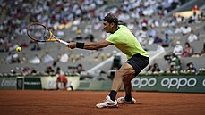 Rafael Nadal returnuje v semifinále Roland Garros proti Novaku Djokoviovi.