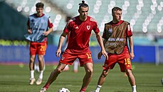 Gareth Bale (Wales) se rozcviuje ped utkáním proti výcarsku.