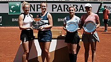 Společná fotografie finalistek Roland Garros, zleva stojí Kateřina Siniaková,...
