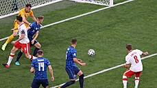 Polský záložník Karol Linetty střílí gól do sítě Slovenska.