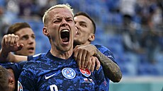 Ondrej Duda se raduje z gólu Slovenska do sít� Polska.