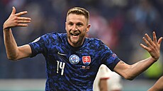 Slovenský obránce Milan kriniar slaví svj gól do sít Polska.