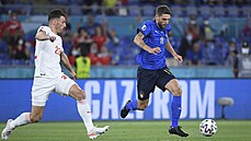 Domenico Berardi z Itálie utíká s mí�em v zápase proti �výcarsku.