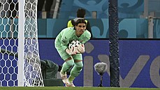 výcarský gólman Yann Sommer má balon ve své moci.