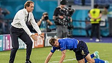 VSTÁVEJ! Italský trenér Roberto Mancini povzbuzuje Nicola Barellu.