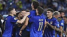 Italští fotbalisté se radují s úvodního gólu Manuela Locatelliho v zápase proti...