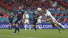 Angli�an Harry Kane hlavi�kuje v letu p�i utkání se Skotskem.