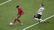 Cristiano Ronaldo dává úvodní branku Portugalska v zápase proti Nmecku na ME.