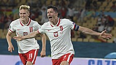 Robert Lewandowski (Polsko) se raduje z vyrovnávací branky v utkání proti...