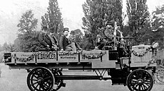 Ptitunka Daimler v dob mezinárodní výstavy v Paíi v roce 1898. První mu...