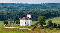 Jako mementa dávno zmizelých as vzdorují vybydlené hospodáské komplexy i...