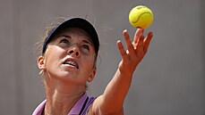 Linda Noskov servruje v juniorskm finle en na Roland Garros.