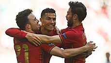 Portugaltí fotbalisté oslavují gól Cristiana Ronalda (uprosted).