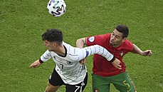 Nmecký záloník Kai Havertz (vlevo) v souboji s Raphaelem Guerreirem z...