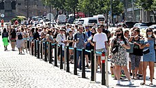 Primark v Praze otevel, fronta se táhne a od sochy sv. Václava. (17. ervna...